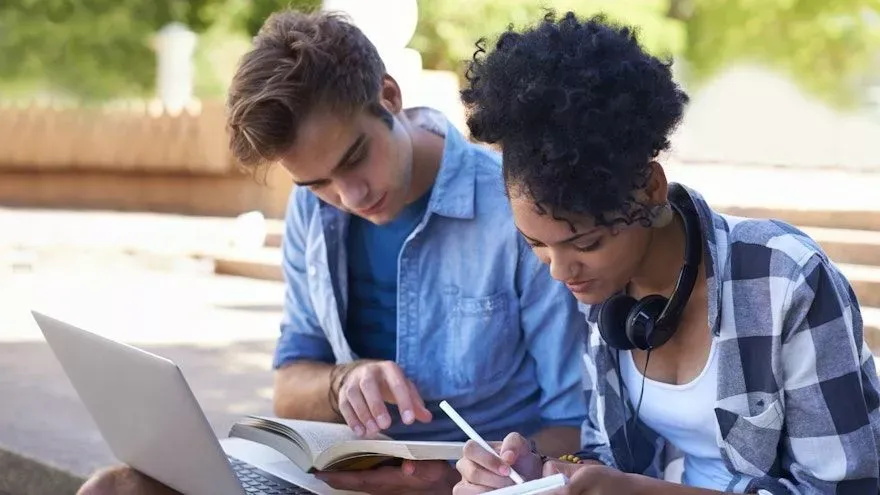 Deux étudiants qui utilisent la méthode Cornell pour leurs examens de fin d’année. Ils veulent réviser moins, mais mieux.
