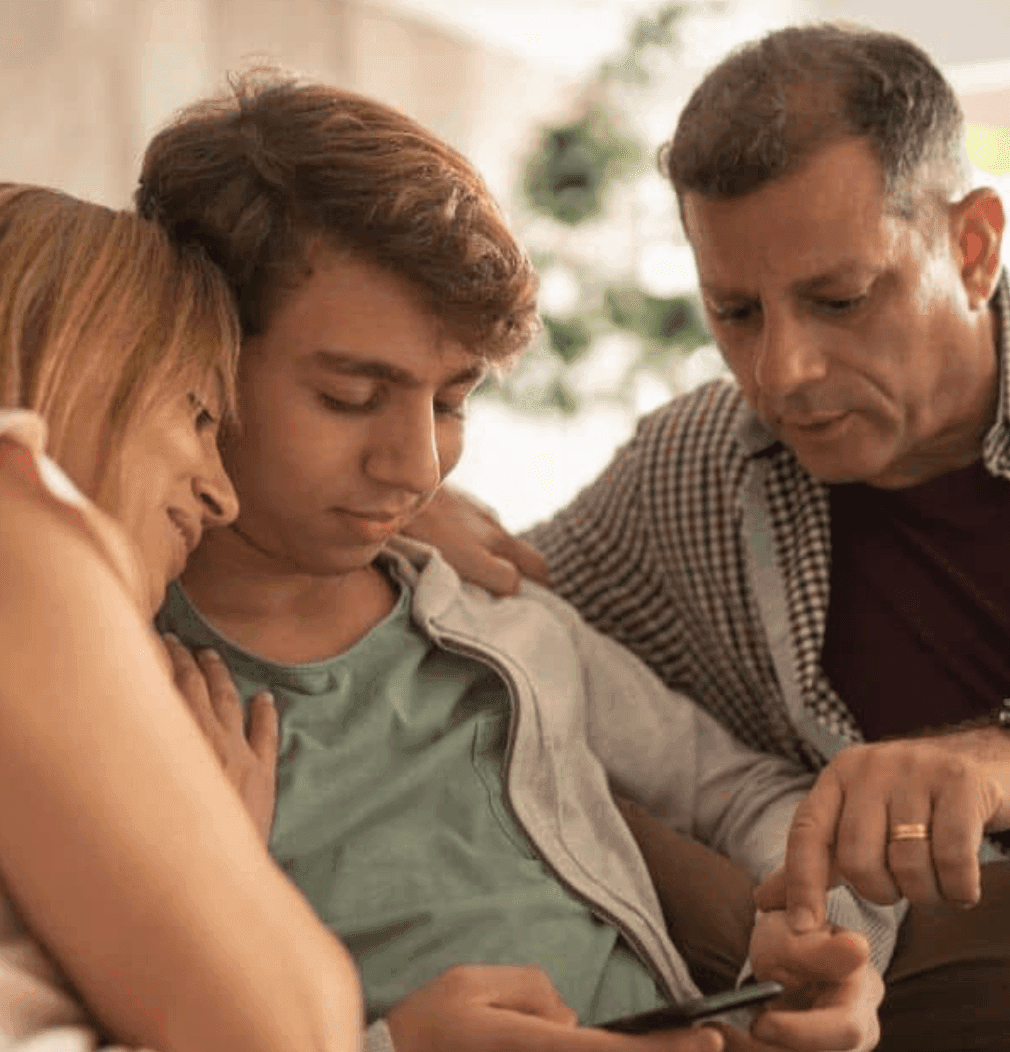 Une famille devant des Résultats partiels : comment réagir si les notes du 1er semestre sont décevantes