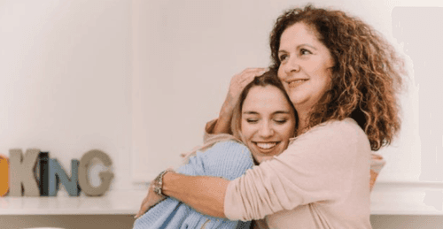 une mère et sa fille qui tombent sur Le test Proxxie : le test pour bien s’orienter après le bac