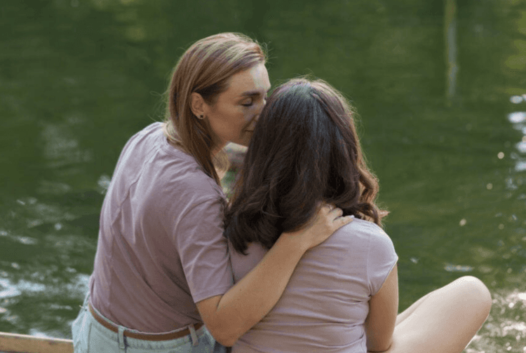 une mère et sa fille discutant de L'été avant la Terminale : faut-il laisser son ado décrocher complètement ?