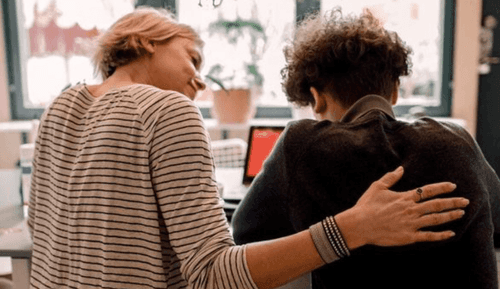 Une mère et son fils cherchant un bilan d'orientation scolaire à Bordeaux