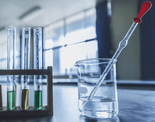 matériaux de sciences utilisés en cours pendant qu'un lycéen cherche à trouver ses sujets de grand oral avec comme spécialités Physique-Chimie et SVT