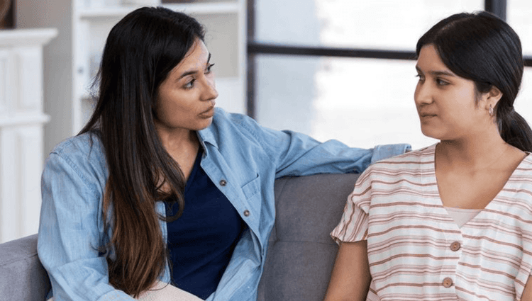 Une mère et sa fille parlant du Bac de français en Première : comment aider son ado à gérer le stress des épreuves anticipées