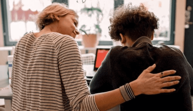 Une mère et son fils cherchant un bilan d'orientation scolaire à Bordeaux