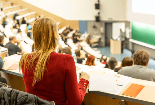 jeune fille dans un amphithéâtre ayant choisi comme études post-bac une filière non sélective