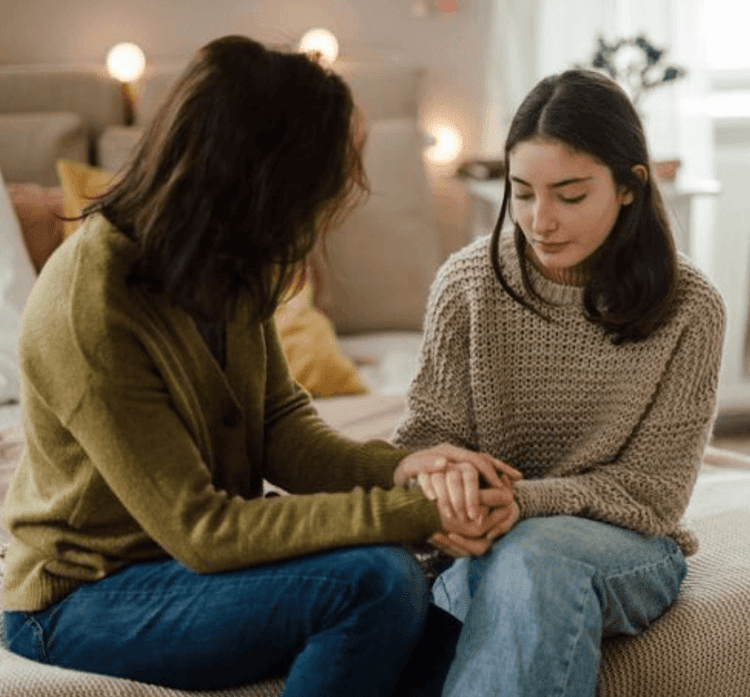 Une maman et sa fille tombant sur Parcoursup 2025 : le guide complet pour les parents et lycéens sur la plateforme d’orientation post-bac (infographie)