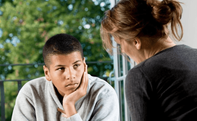 Une mère et son fils en train de Préparer la Terminale 2025 : réussir sa rentrée, son bac et son orientation