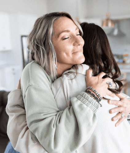 Une mère et sa famille en train de faire la Spécialisation en 2e année d'études : comment aider son enfant à choisir son parcours