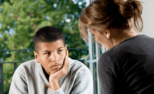 Une mère et son fils en train de Préparer la Terminale 2025 : réussir sa rentrée, son bac et son orientation