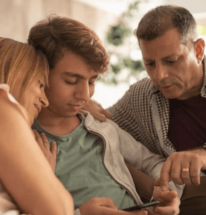 Une famille devant des Résultats partiels : comment réagir si les notes du 1er semestre sont décevantes