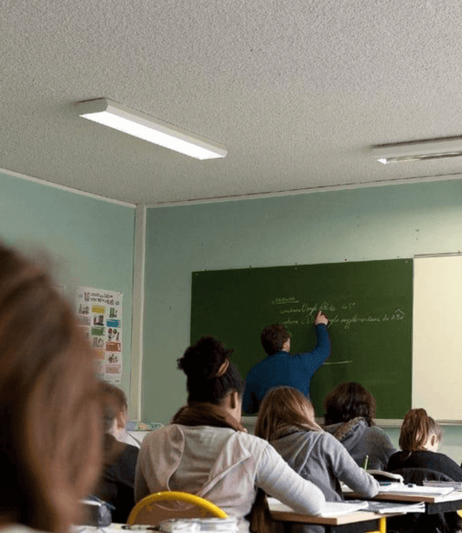 Prof expliquant à ses élèves comment Préparer le passage de la seconde à la première