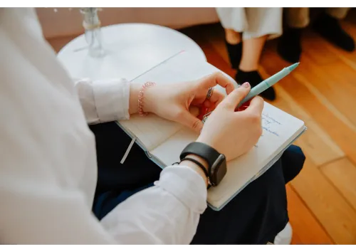 Jeune fille qui fait une liste LEA VS LLCER pour savoir quoi faire après le BAC