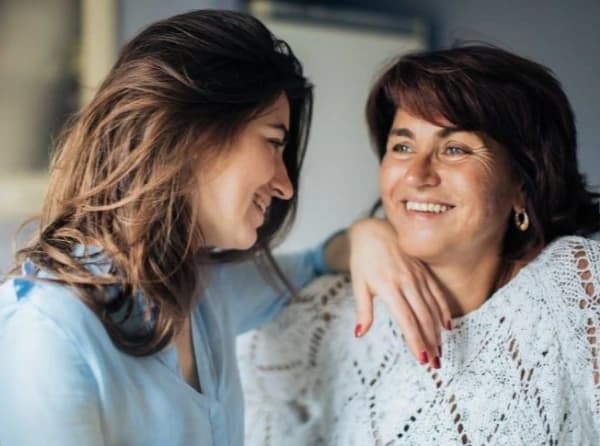 représentation d'une maman et sa fille souriant toute deux sur le téléphone