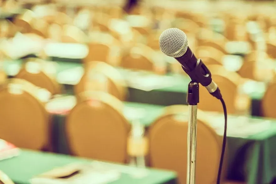 Une salle préparée pour un terminale qui va passer son grand oral et qui aura connaissance de tous nos conseils pour réussir avec brio cette épreuve du bac.