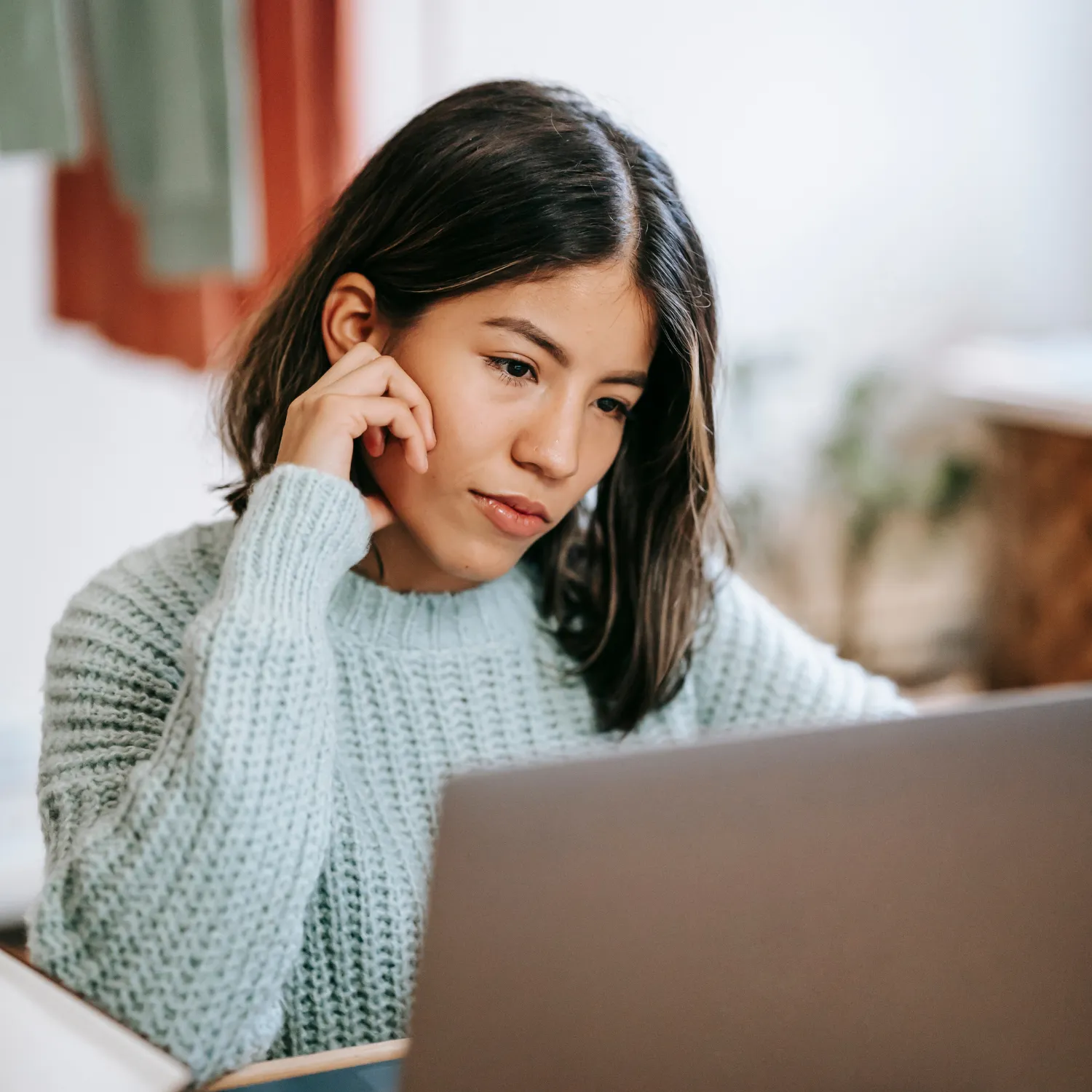 Jeune fille qui utilise son ordinateur car il l'aide à choisir son orientation grâce à l'IA
