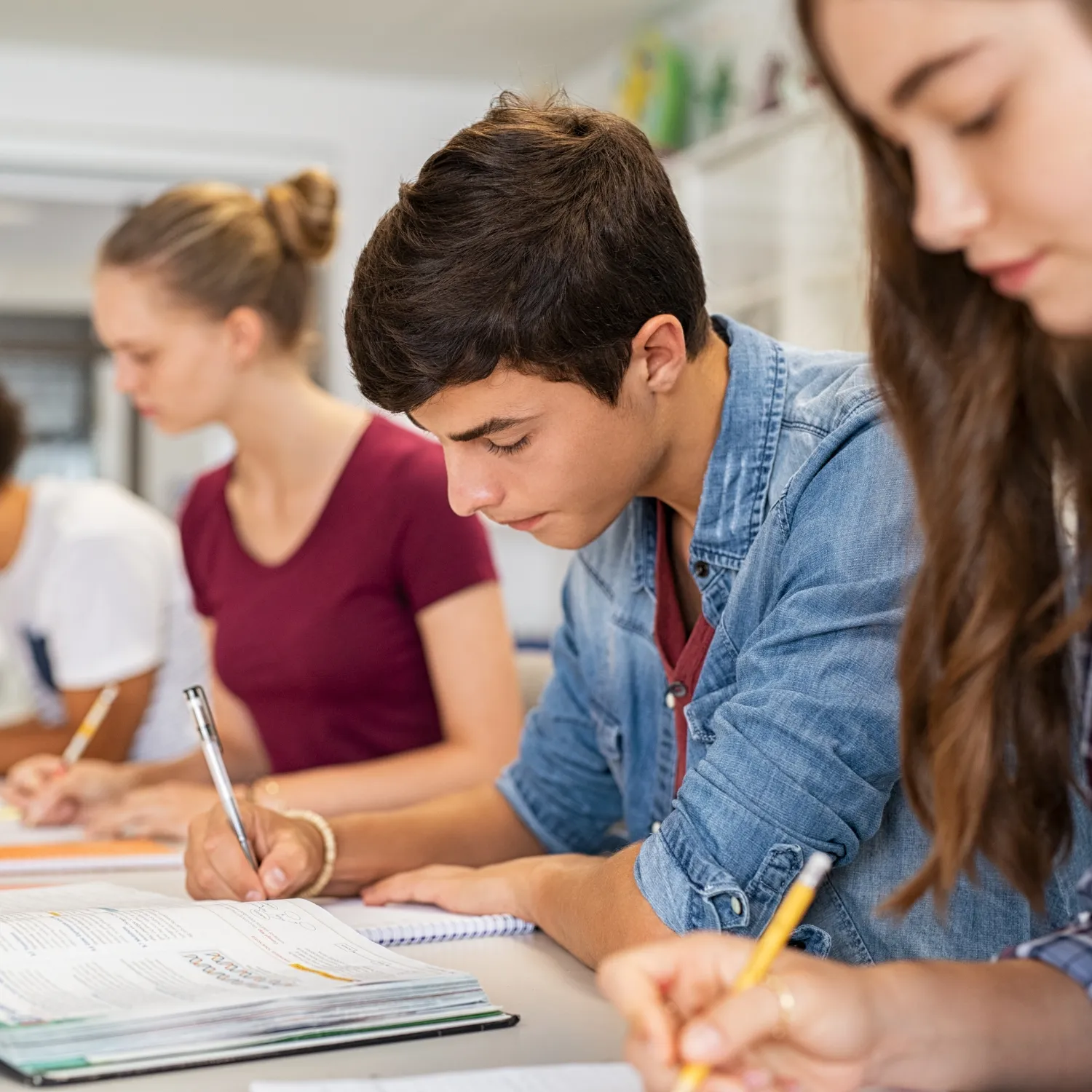 Lycéens en classe concentrés sur leur choix d'orientation entre la voie générale, technologique ou professionnelle.